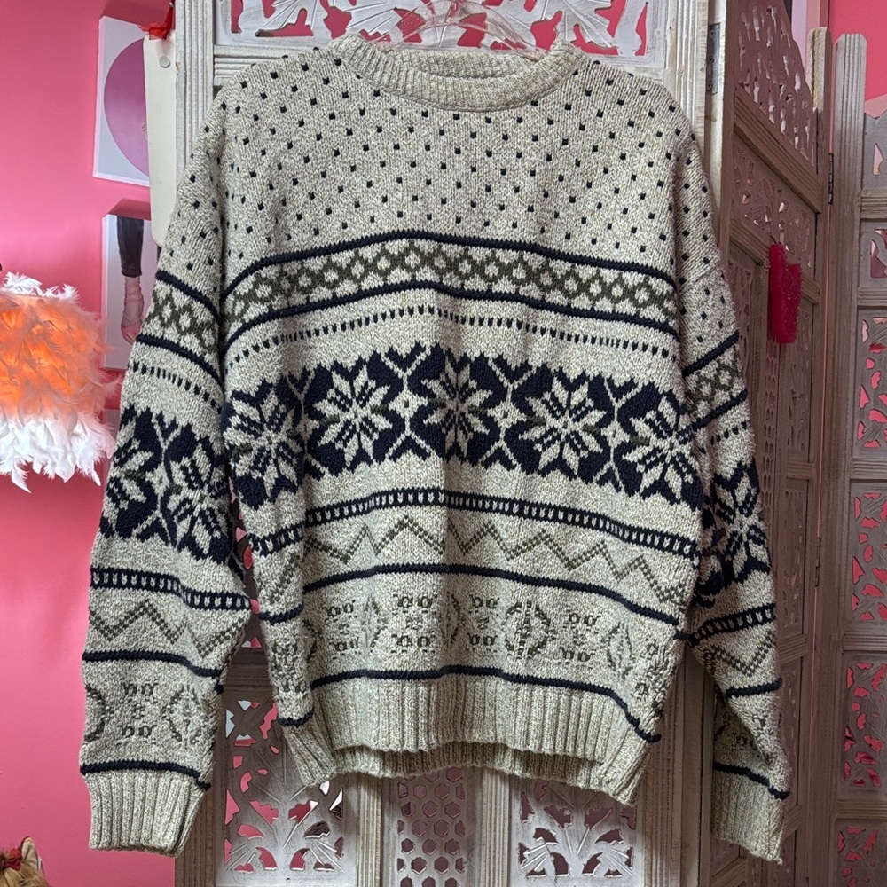 Cozy Retriever Cream and Black Knit Sweater Size: X Large